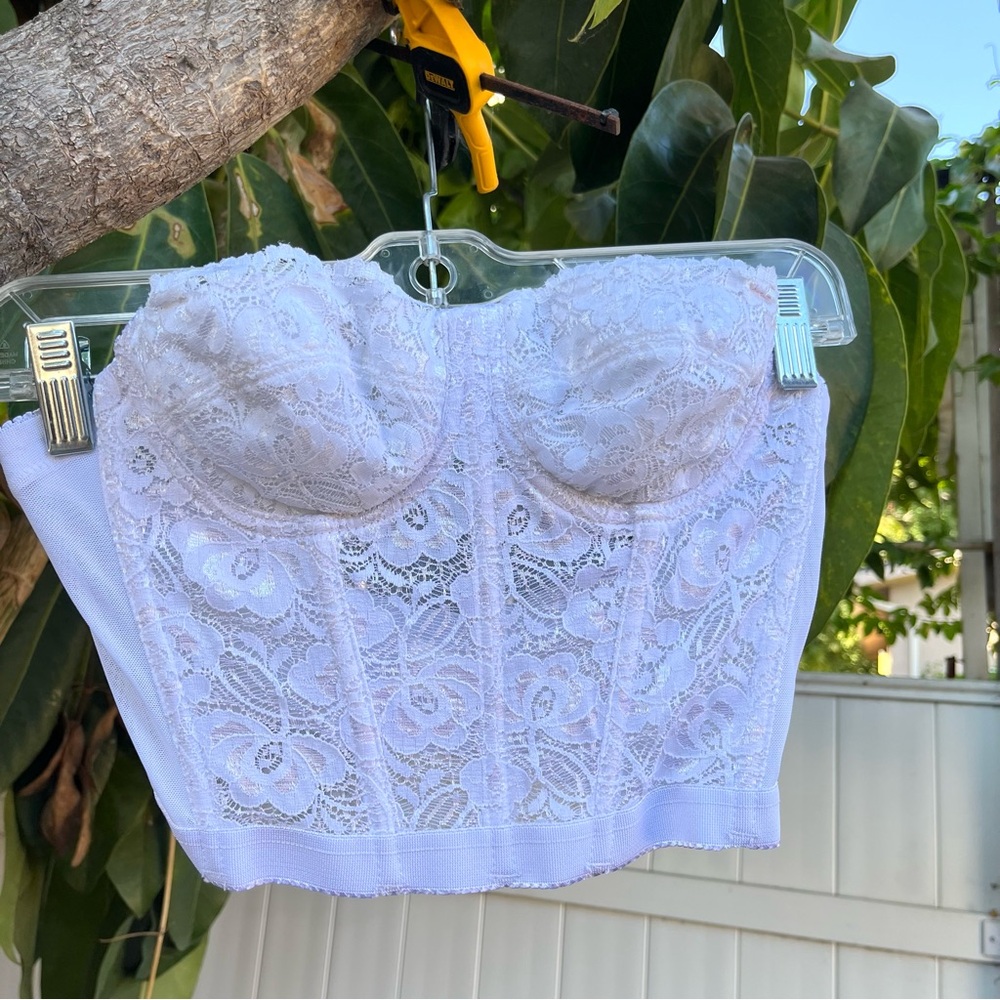 Vintage White Lace Cropped Corset.I love the open back!